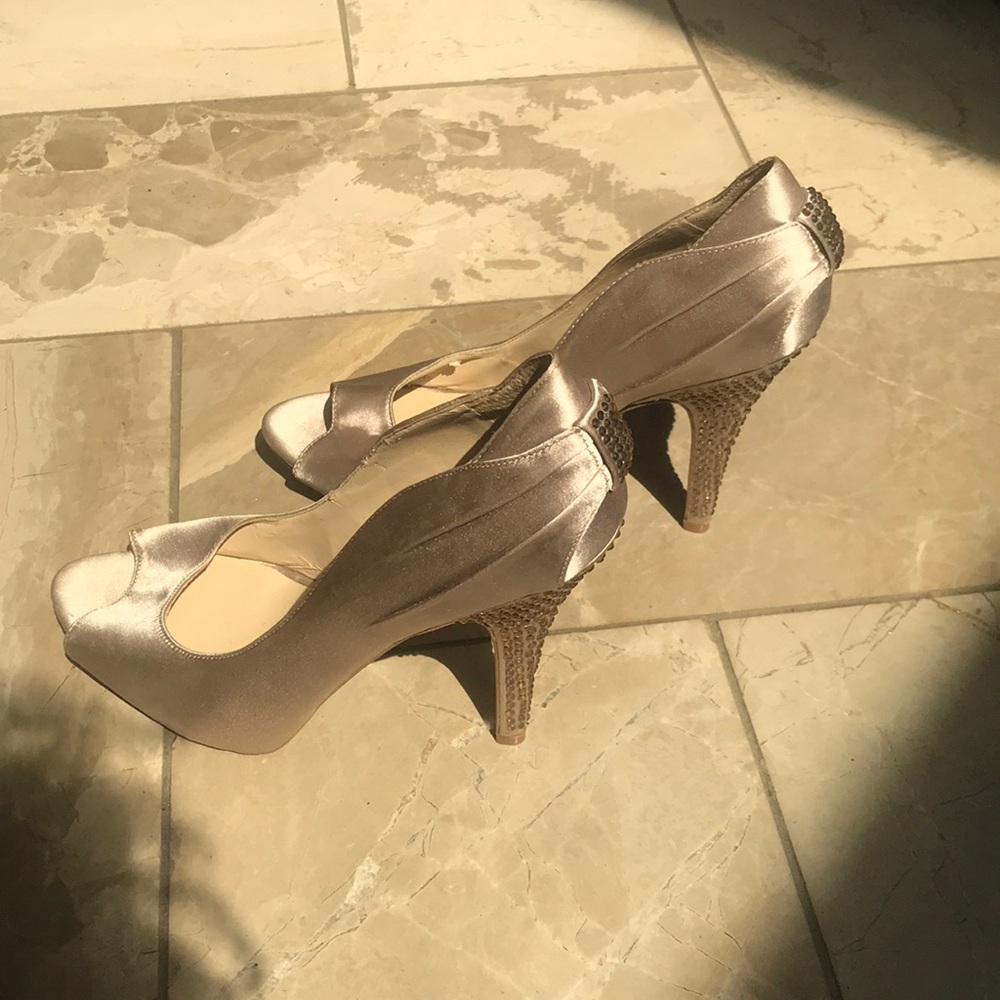 Nine West satin peep toes shoes